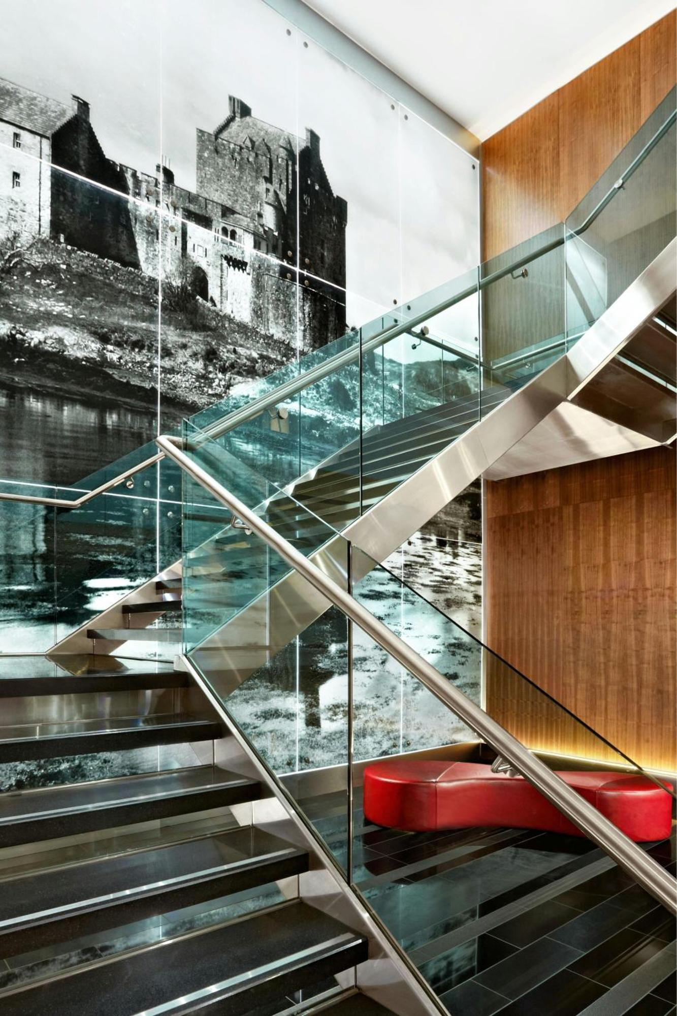 シェラトン グランド ホテル＆スパ エディンバラ エクステリア 写真 A glass staircase